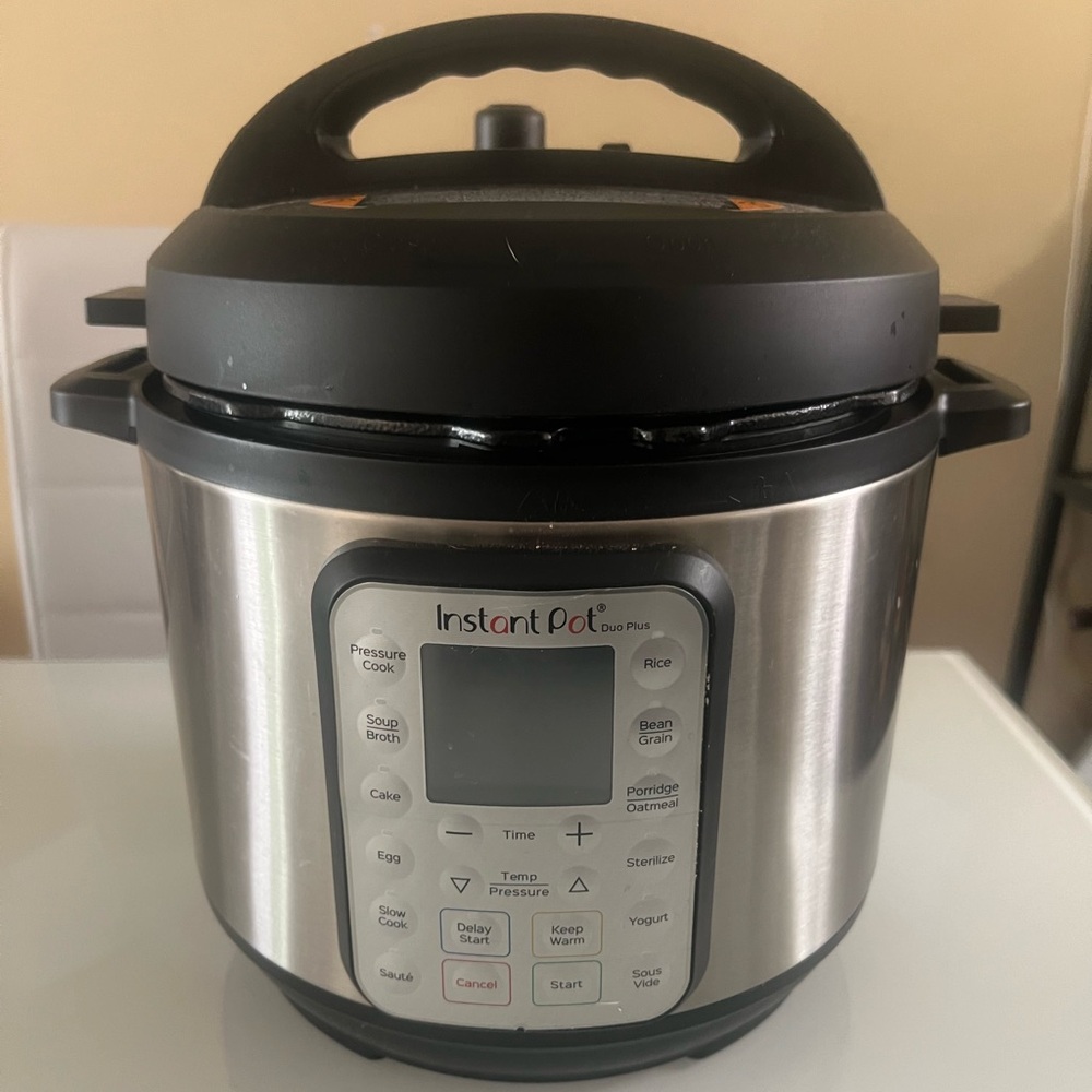 UNUSED Instant Pot Duo Plus 6 Quart Electric Pressure Cooker - Black and Silver